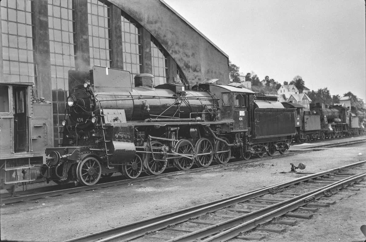 Damplokomotiv type 26c nr. 434 ved lokomotivstallen på Marienborg. Lokomotivet er nylig revidert.