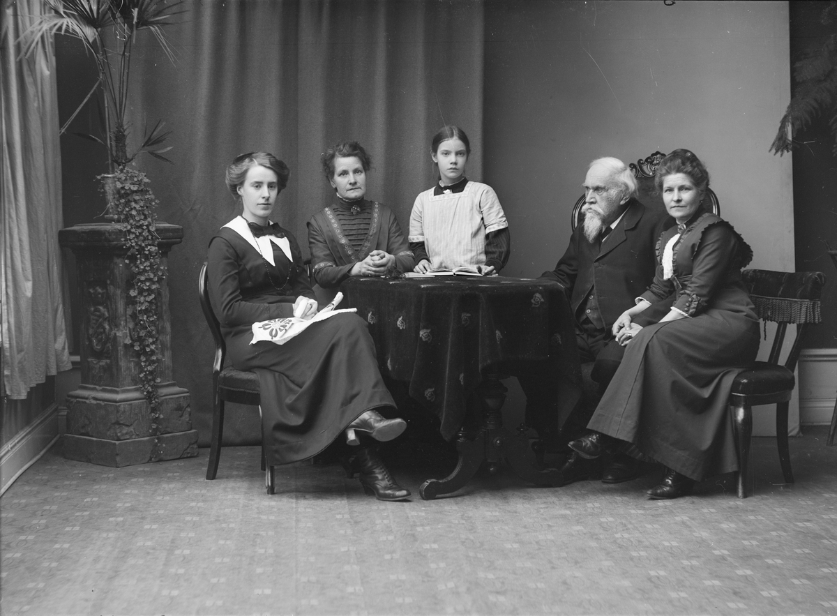 Ateljéporträtt - Emma och Henri Osti med sällskap, Uppsala november 1914
