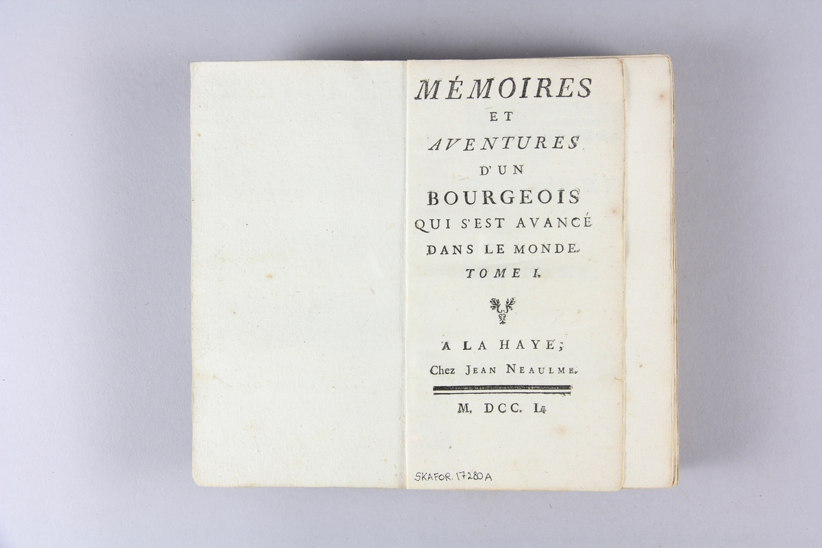Bok, pappband, "Mémoires et aventures d´un bourgeois qui s´est avancé dans le monde", del 1. Pärmar av stänkt papp, skuret snitt. Etikett med samlingsnummer på ryggen.