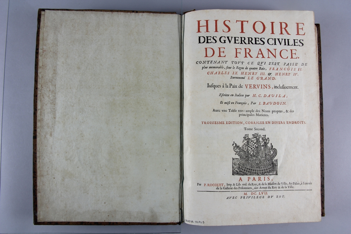 Bok, helfranskt band, "Histoire des guerres civiles de France", del 2. Skinnband med guldpräglad rygg i sex upphöjda bind, rödstänkt snitt. Anteckning om gåva.