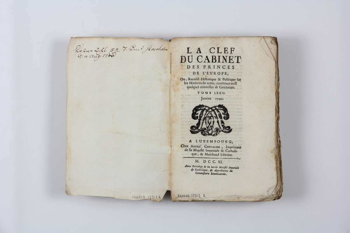 Bok, pappband "La clef du cabinet des princes de
 l´Europe", del 72, tryckt i Luxemburg 1740.
Marmorerat band med blekt rygg, påklistrade pappersetiketter med titel (oläslig) och volymens nummer.  Med skurna snitt.
