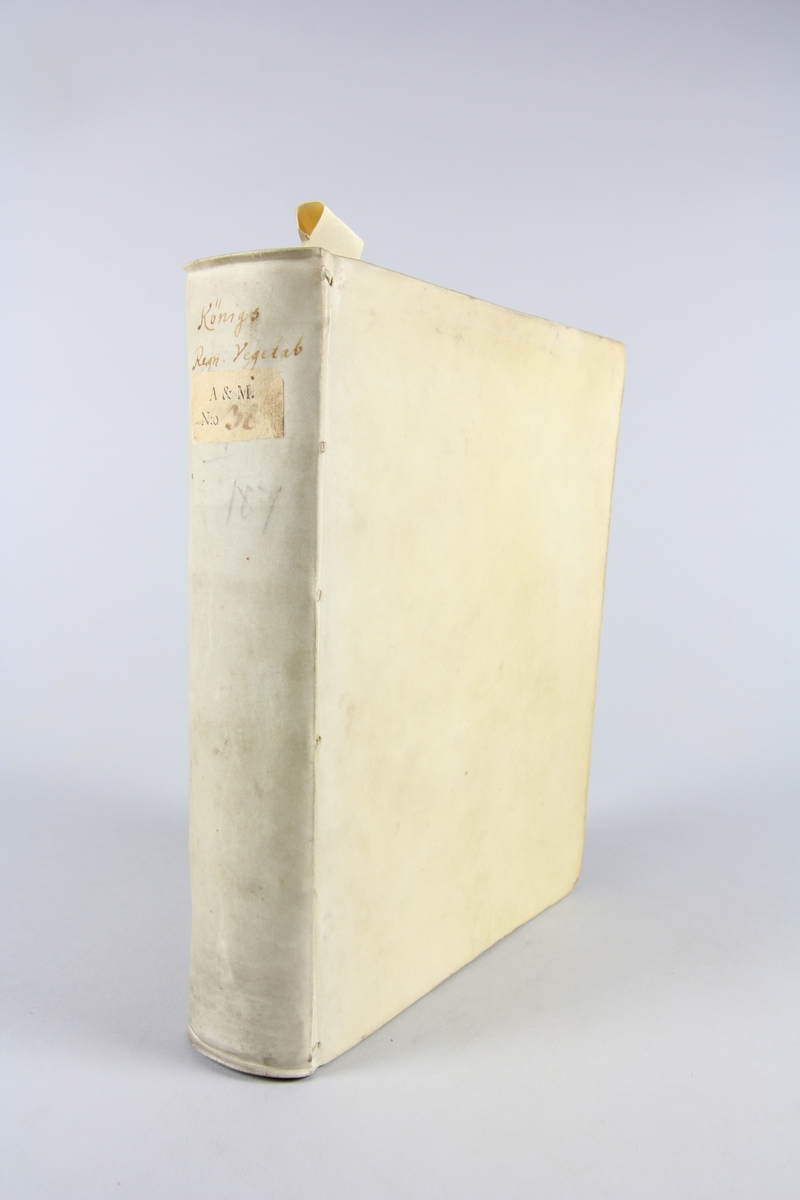 Bok. pergamentband, "Regnum vegetabile" tryckt 1698.
Band av pergament, rött snitt. På ryggen bokens titel samt samlingsnummer. Anteckning om förvärv.