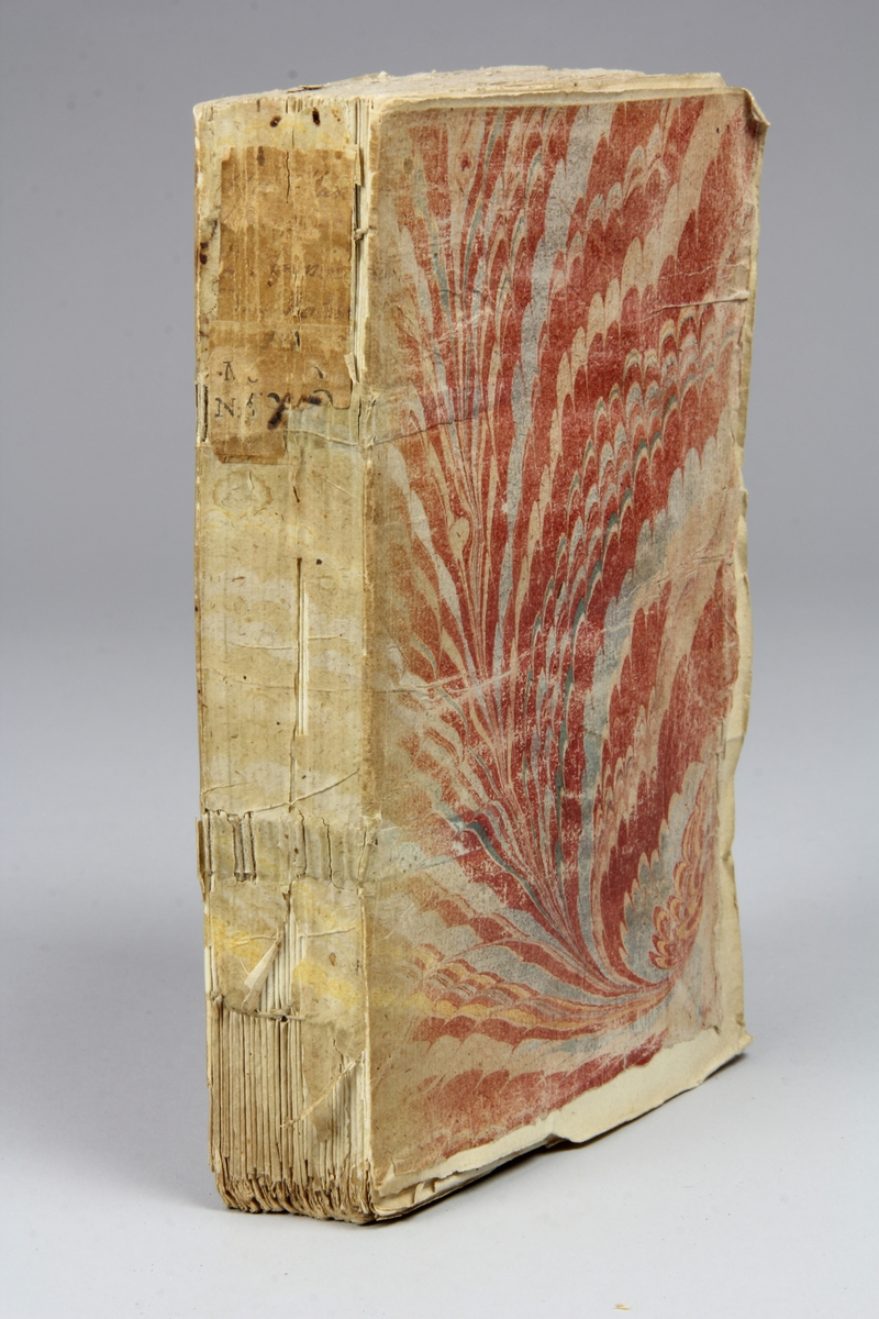 Bok, pappband, "Gulistan ou l'empire des roses", skriven av Musladini Saadi, tryckt 1737 i Paris. Pärmar av marmorerat papper, blekt rygg med påklistrade etiketter, oläsliga. Oskuret snitt. Anteckning om inköp på pärmens insida.