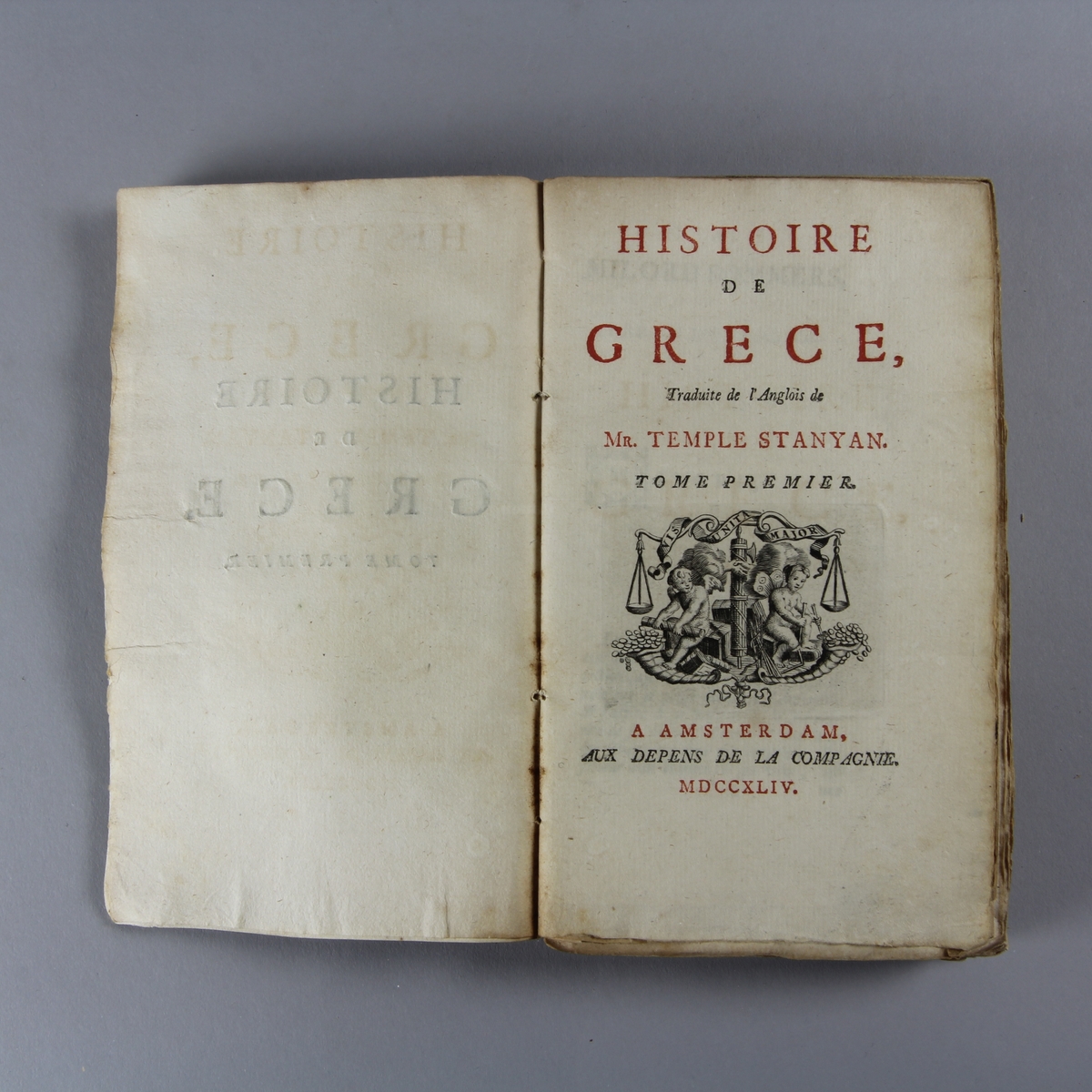Bok, häftad, "Histoire de Grèce", del 1. Pärmar av marmorerat papper, oskuret snitt. Osprättad. Med karta.