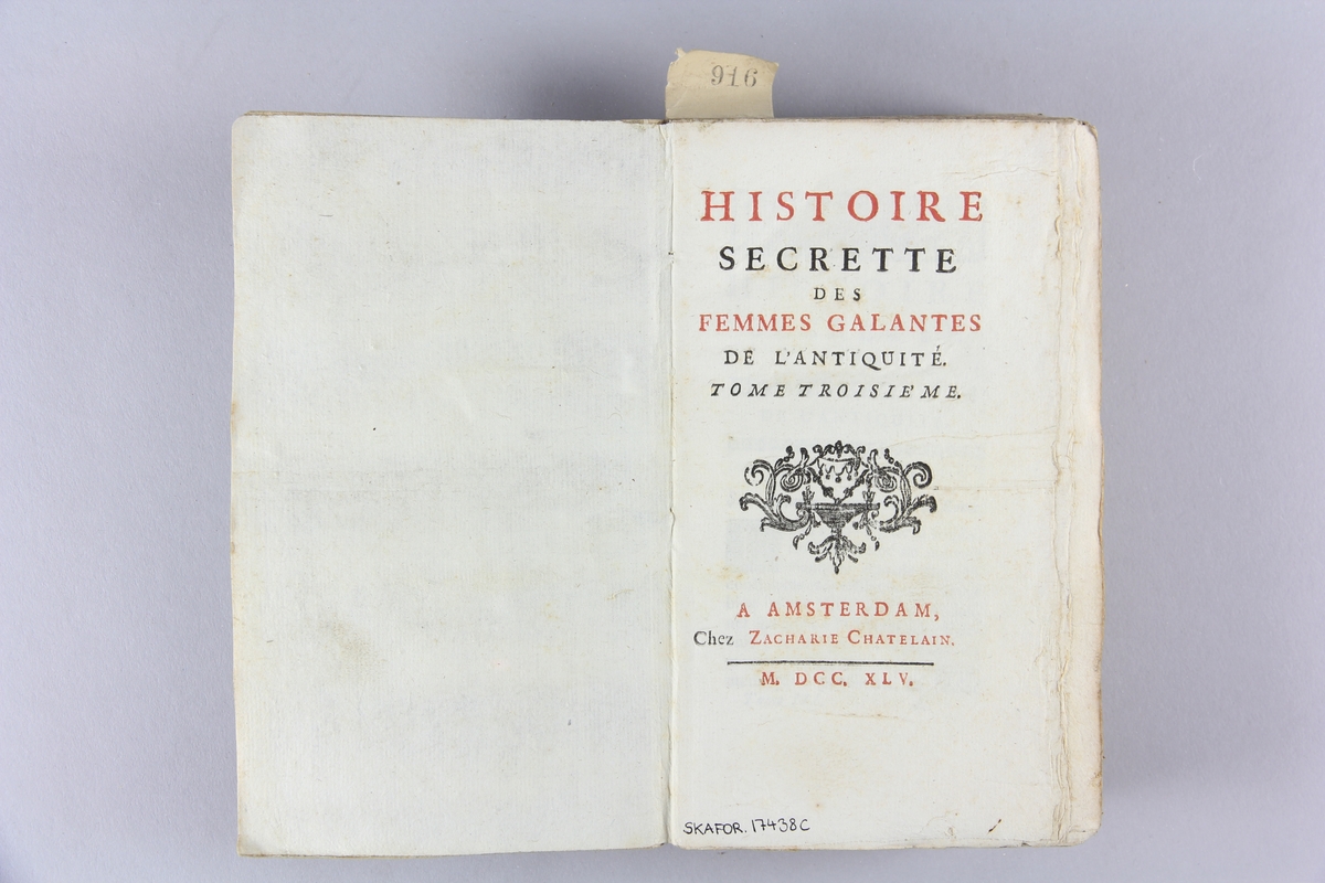 Bok, pappband, "Histoire secrette des femmes galantes 
de l´antiquité", del 3. Band av gråblått papper, oskuret snitt.