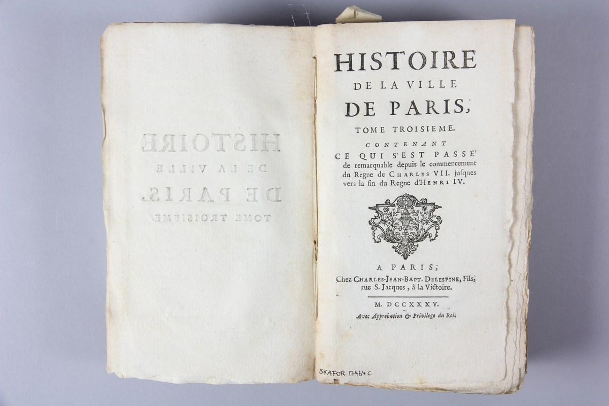 Bok, häftad, "Histoire de la ville de Paris", del 3, tryckt 1735 i Paris.
Pärm av marmorerat papper, oskuret snitt. Blekt rygg med etikett med titel och samlingsnummer. Ej uppskuren. Karta över Paris.