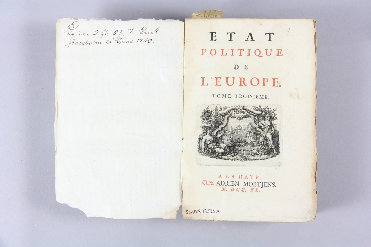 Bok, pappband, "État politique de l´Europe", del 3. Pärmar av marmorerat papper, blekt rygg med påklistrade etiketter, delvis utplånad text. Oskuret snitt. Anteckning om inköp.