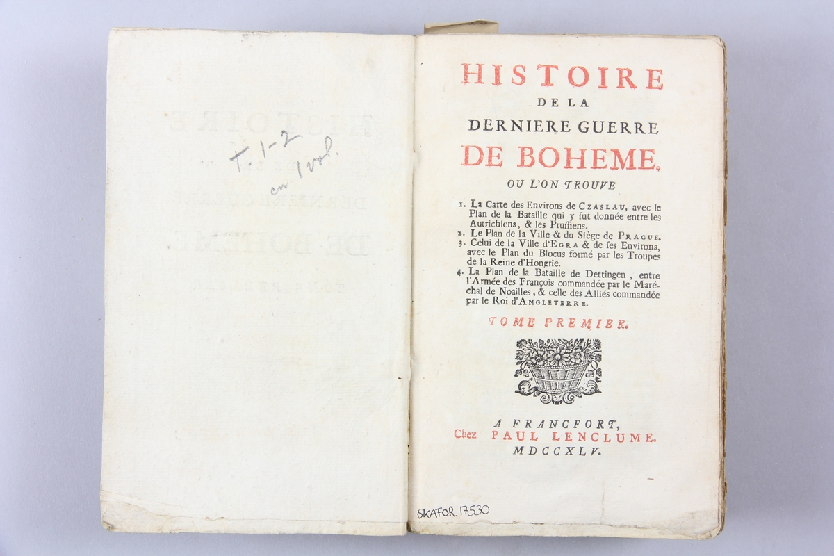 Bok, pappband, "Histoire de la dernière guerre de Bohème", del 1-2, tryckt 1745 i Frankfurt. Pärmar av marmorerat papper, blekt rygg med påklistrad etikett. Oskuret snitt. Med kartor.