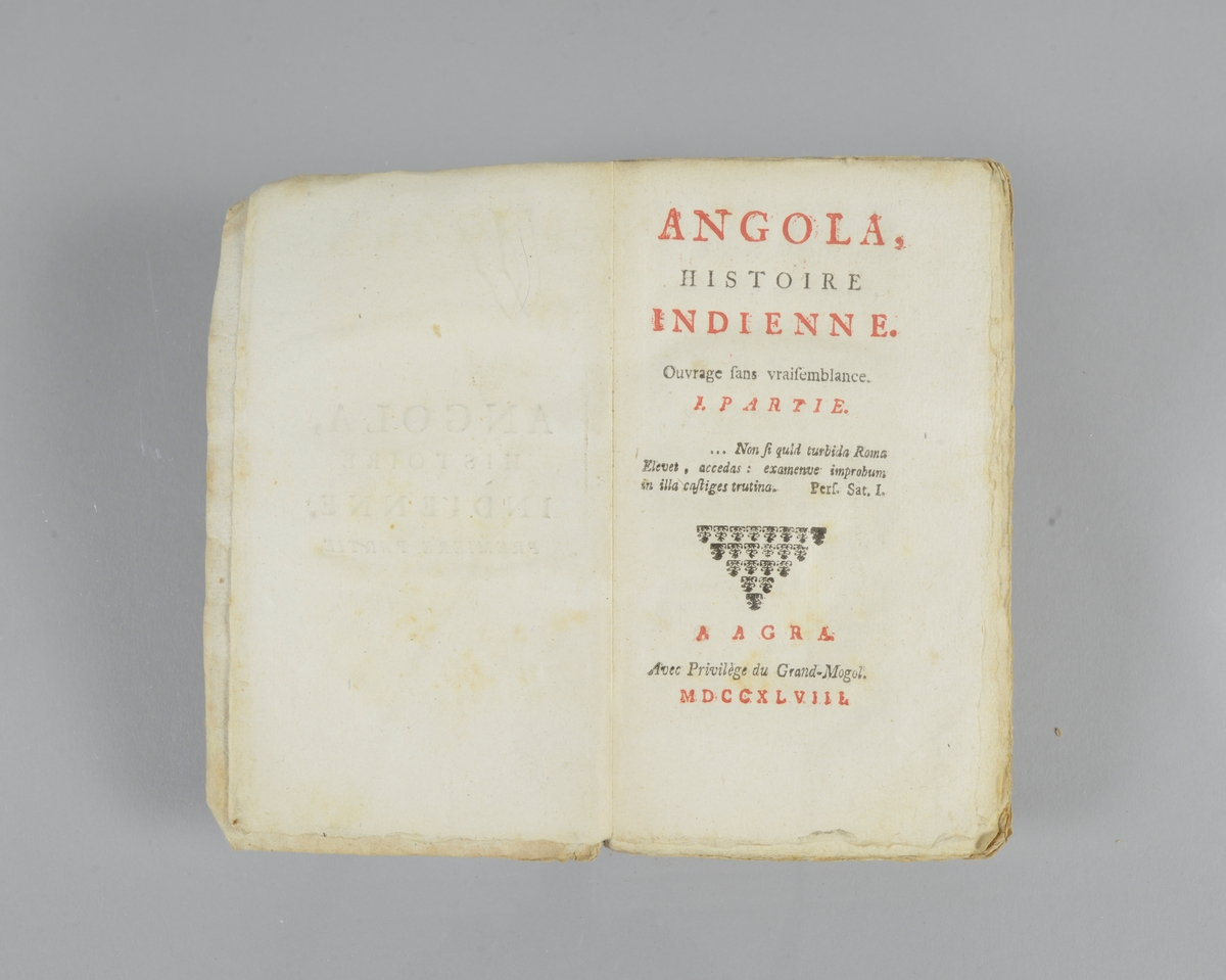 Bok, pappband, "Angola, histoire Indienne ",del 1-2, tryckt 1748  i Agra, Indien. Marmorerade pärmar, blekt rygg med etiketter med bokens titel och nummer. Oskuret snitt.