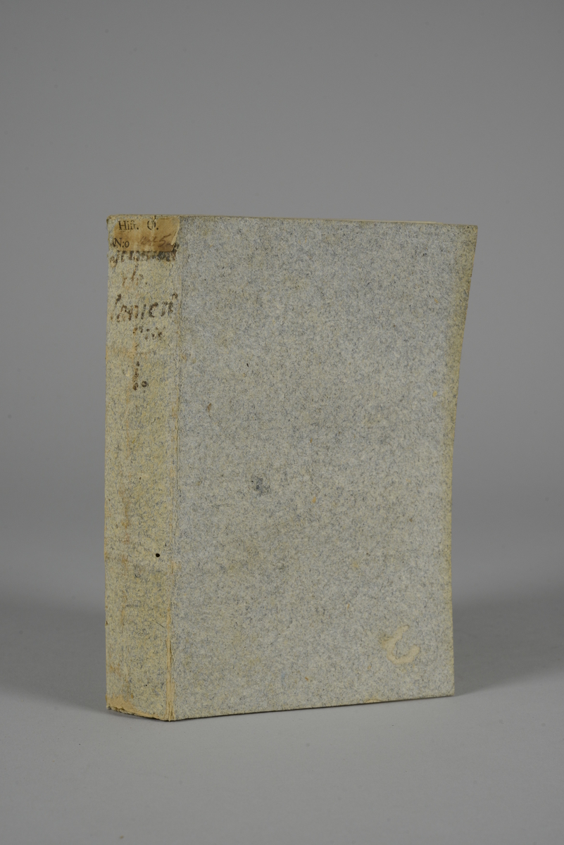 Bok, pappband, Histoire de l´Amerique, del 1, skriven av M. Robertson, utgiven 1779 i Amsterdam.
Pärmen klädd med grått papper. Med skuret snitt. På ryggen tryckt etikett med nummer samt oläslig påskrift. Med karta.