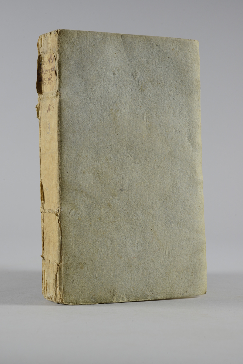 Bok, häftad,"Contes moraux", del 3, skriven av Marmontel, tryckt 1764 i Amsterdam.
Pärm av gråblått papper, oskuret snitt. Blekt rygg med pappersetikett med volymens namn och samlingsnummer.