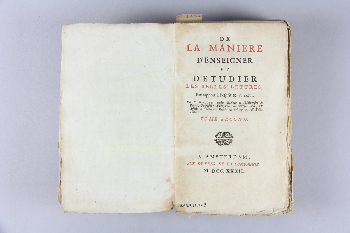 Bok, häftad, "De la manière d´enseigner et d´etudier les belles lettres" del 2. Pärmar av marmorerat papper, oskuret snitt. Blekt rygg med titel och samlingsnummer.