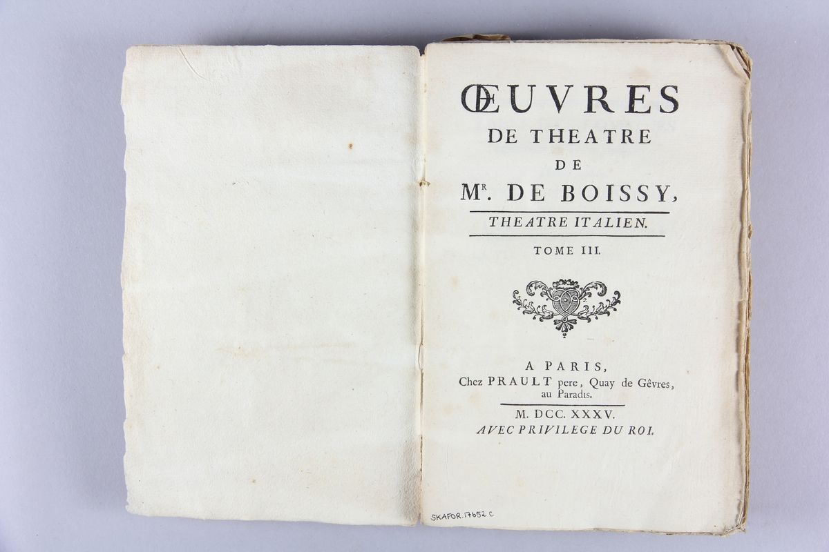 Bok, häftad,"Œuvres de theatre de Mr. de Boissy. Theatre italien", del 3. Pärmar av marmorerat papper, oskuret snitt. Blekt rygg med etiketter med titel och samlingsnummer.
