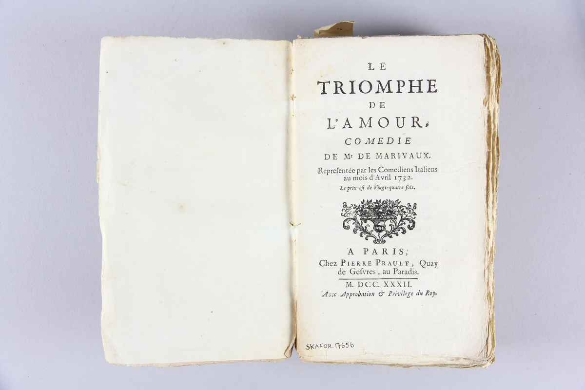 Bok, häftad, "Le Triomphe de l'amour". Pärmar av marmorerat papper, oskuret snitt. Blekt rygg med etikett med titel och samlingsnummer.