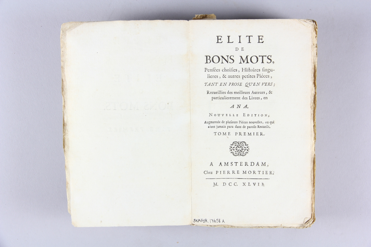 Bok, häftad, "Elite de bons mots" del 1. Pärmar av marmorerat papper, oskuret snitt. Blekt rygg med titel och samlingsnummer.