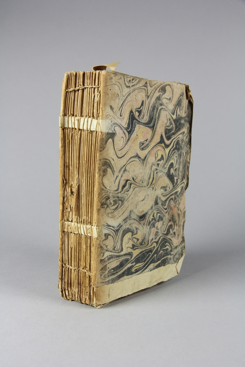 Bok, häftad, "La nouvelle Pandore... dedié aux dames", tryckt i Paris 1698.
Pärm av marmorerat papper, oskurna snitt.  Ryggen skadad. Anteckning om inköp.