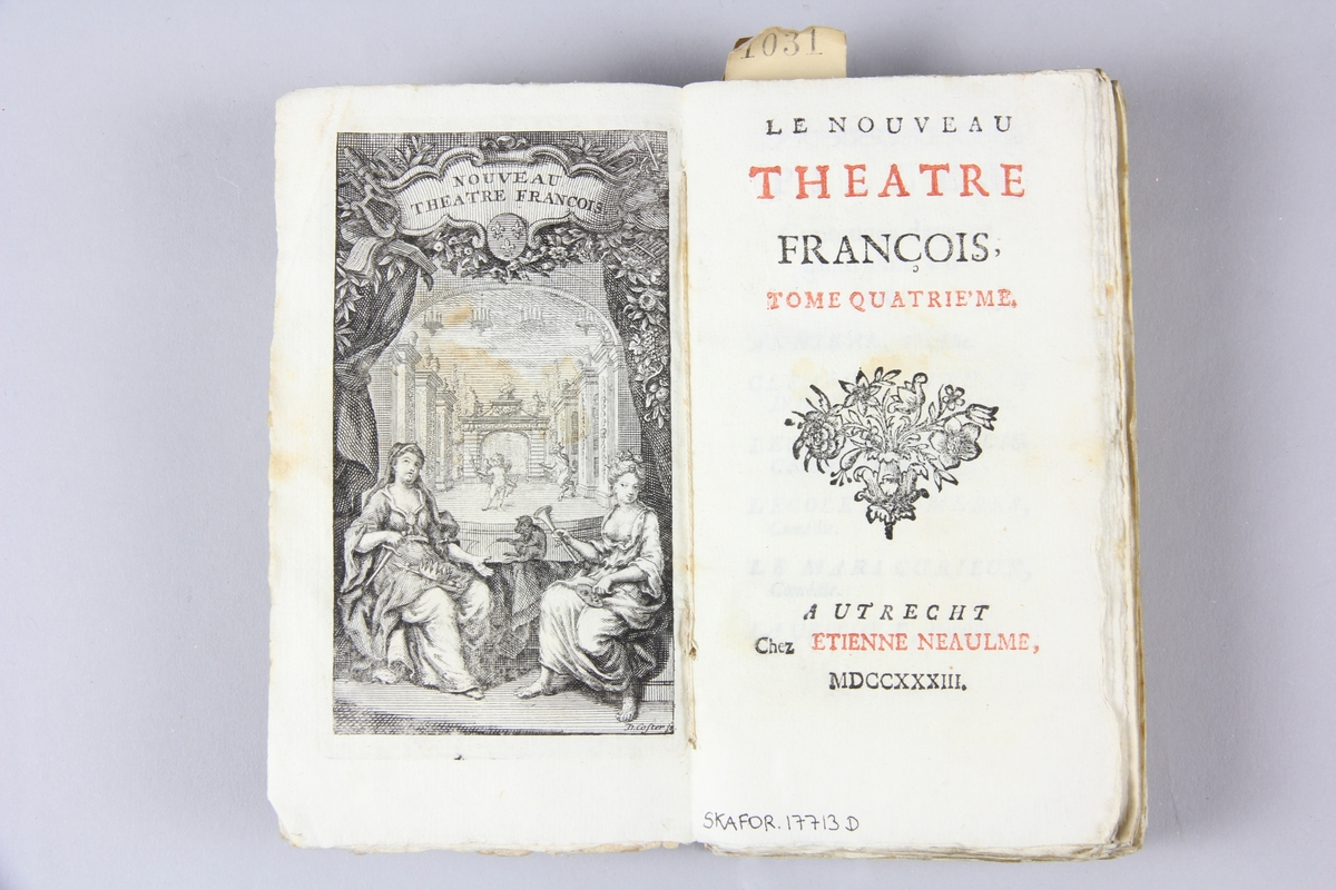 Bok, häftad, "Le nouveau theatre françois", del 4, tryckt i Utrecht 1733. Titelblad saknas, innehåller olika pjäser.
Pärm av marmorerat papper, oskurna snitt. På ryggen klistrade pappersetiketter med volymens namn och samlingsnummer. Ryggen blekt.