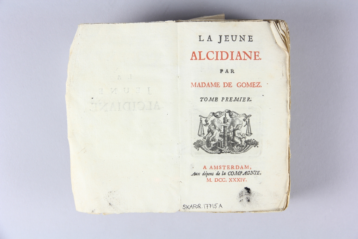 Bok, häftad, "La jeune Alcidiane" del 1. Pärmar av marmorerat papper, oskuret snitt.