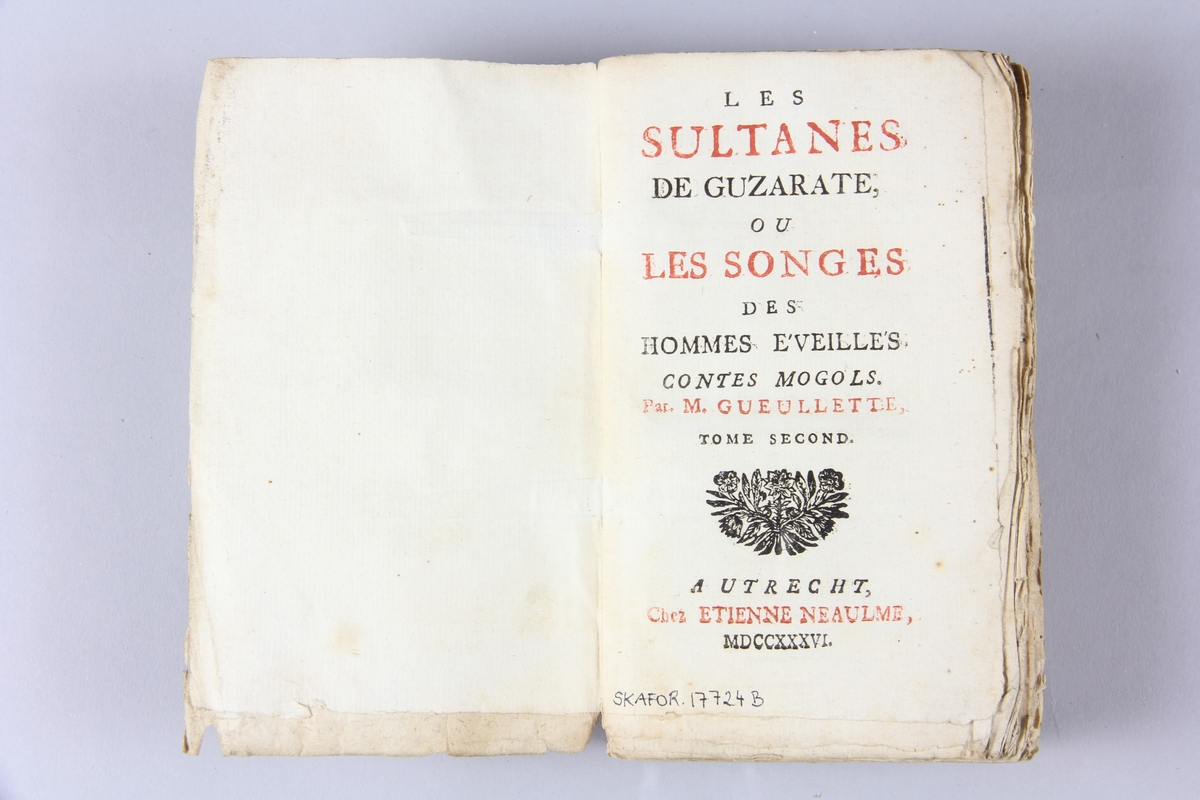 Bok, häftad "Les sultanes de Guzarate", del 2, tryckt i Utrecht 1736.
Pärm av marmorerat papper, oskurna snitt. På ryggen klistrade pappersetiketter med volymens namn och nummer. Ryggen blekt.