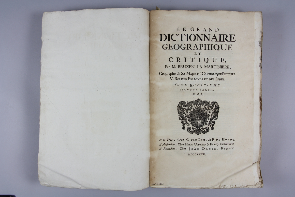 Bok, häftad "Le grand dictionnaire géographique et critique" del 4:2.  H-I. Pärmar av marmorerat papper, blekt och skadad rygg. Etikett med samlingsnummer. Oskuret snitt.