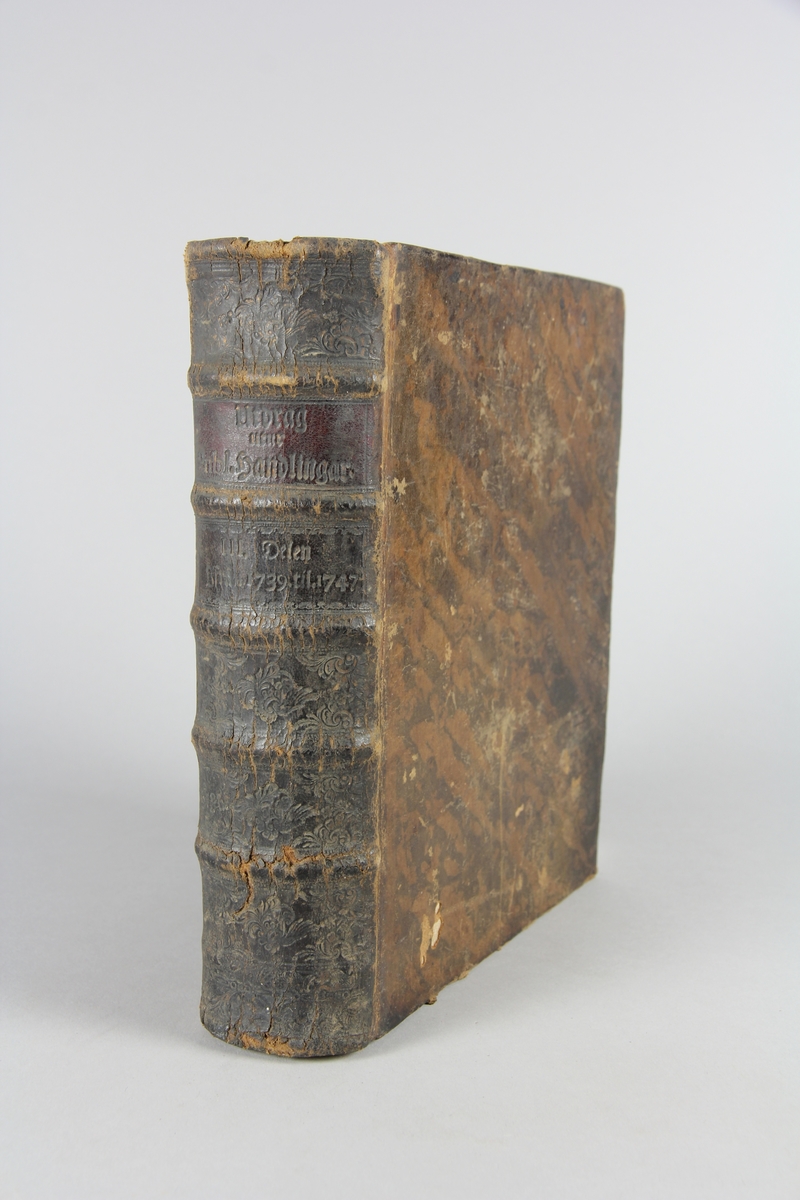 Bok, "Utdrag utur alle ifrån 1739 års slut utkomne Publique Handlingar, Placater ...", del 3. Skinnband med rygg i fem upphöjda bind, fält med titel och volymens nummer. Stänkt snitt.