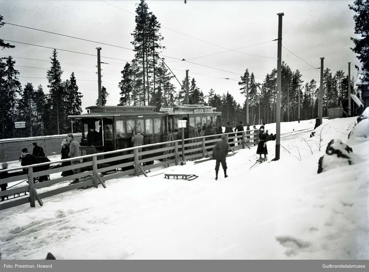 Bildet er fra Holmenkollen stasjon, daværende endepunkt på Holmenkollbanen. Ved banens forlengelse til Frognerseteren i 1917 ble navnet på denne endret til Besserud.