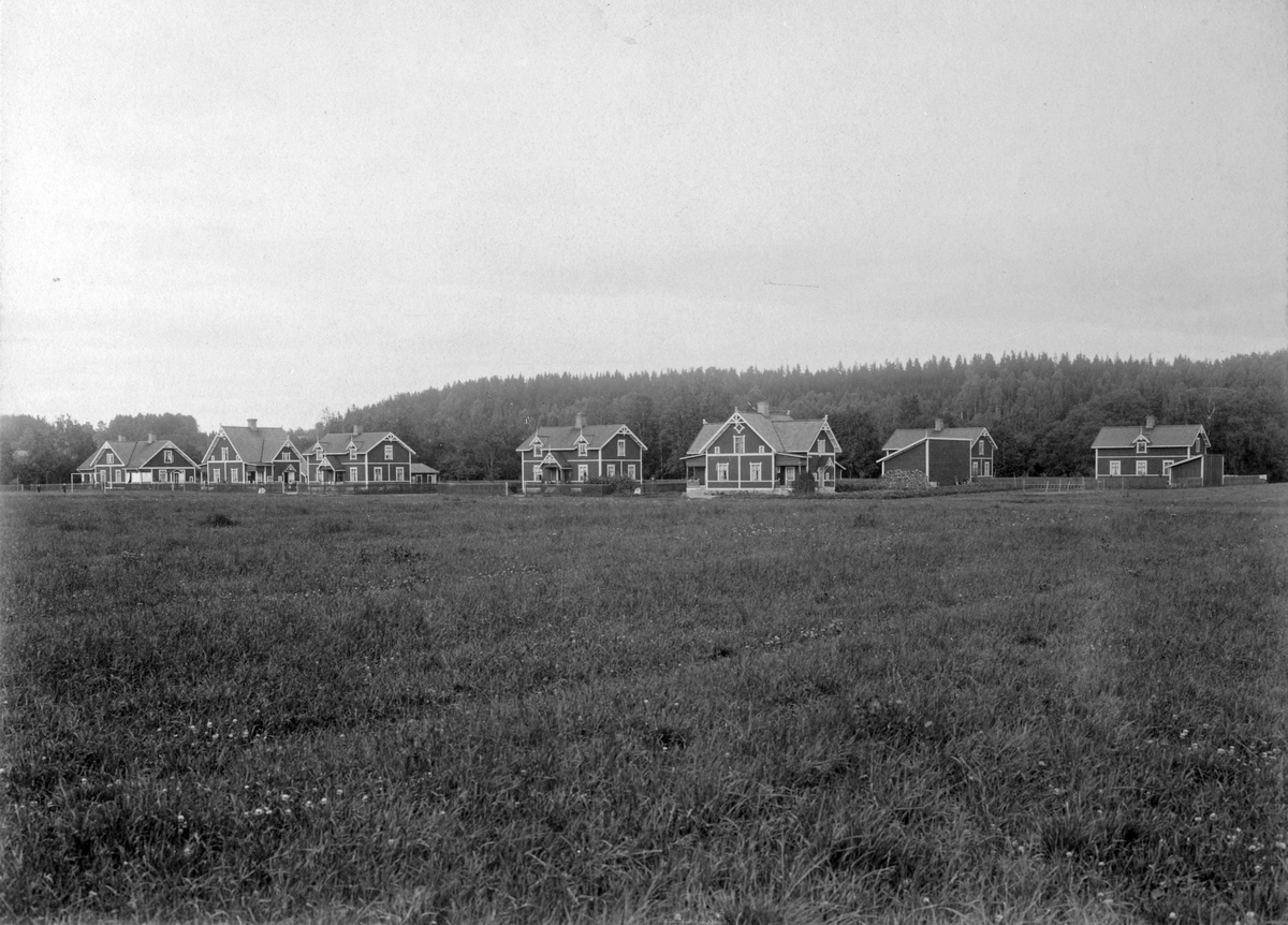 Flerfamiljsbostäder i Sundet, Kolsva omkr. 1900. (De byggdes 1896.)