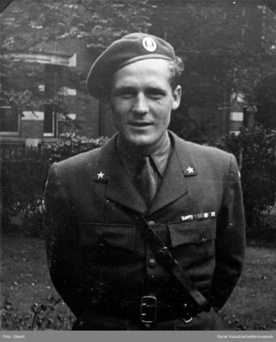 Motstandsmann Kasper Idland i London under andre verdenskrig. Kledd i offisertjeneste uniform med Sam Brown belte.