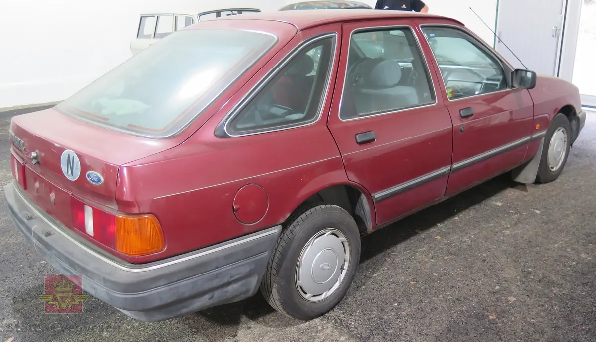 Ford Sierra 2. 0I GL. 5-dørs combi karosseri, rød metallic lakk. Grå innvendig. Bilen har en vannavkjølt, bensindrevet 4-sylindret rekkemotor med innsprøytning. Motoren har et sylindervolum på 1993 kubikkcentimeter. Motorytelse/effekt 103 hk (DIN). To aksler, bakhjulstrekk. 5- trinns manuell girkasse med girspak i gulvet. Antall sitteplasser er 5. Km. stand på telleren er 135453 km. Standard dekkdimensjon foran og bak er 185/70 x 13. Skivebremser foran og tromler bak.