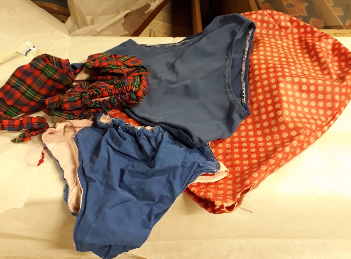 Blommig säck av galontyg innehållande badkläder: rutig bikini, blå badbyxor och blå/rosa bikinibyxor. Medföljde vid insamlingen av Vegan TERTIA.