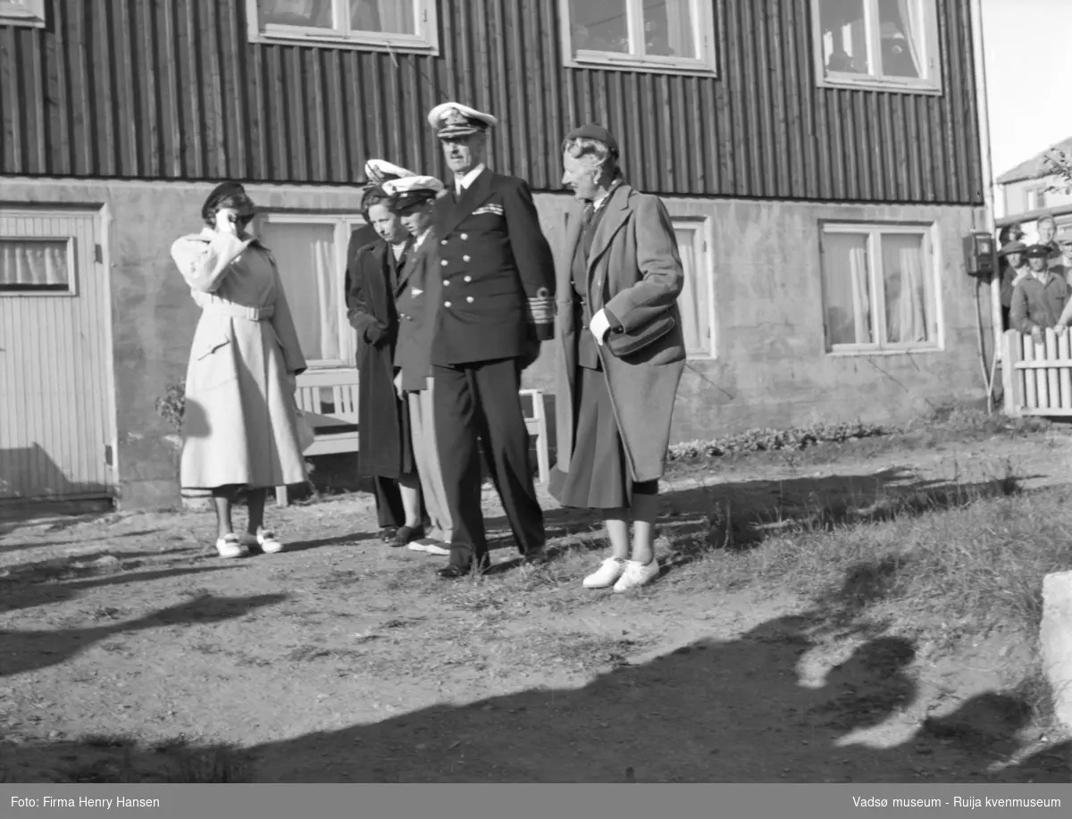 Vadsø. Kongebesøk i Vadsø 1950. Kongen og kronprinsfamilien ved Alders hvile. Fra venstre prinsesse Astrid, kronprins Olav (delvis skjult), prinsesse Ragnhild (?), kong Haakon, kronprinsesse Märtha.
Kong Haakon og kronprinsfamilien besøkte Vadsø 25.-26.7.1950 i forbindelse med en større rundreise i Nord-Norge sommeren 1950. Under besøket sto "biltur gjennom byen" og "besøk på sykehuset" på programmet. Kilde: Det kongelige hoff, arkivet