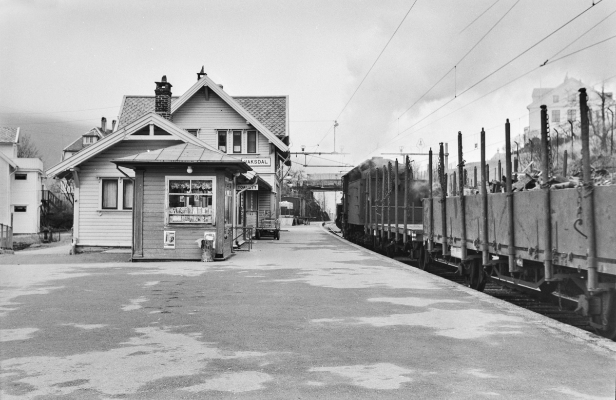 Godstog retning Oslo, tog 5516, på Vaksdal stasjon. Toget trekkes av damplokomotiv type 31b nr. 426.