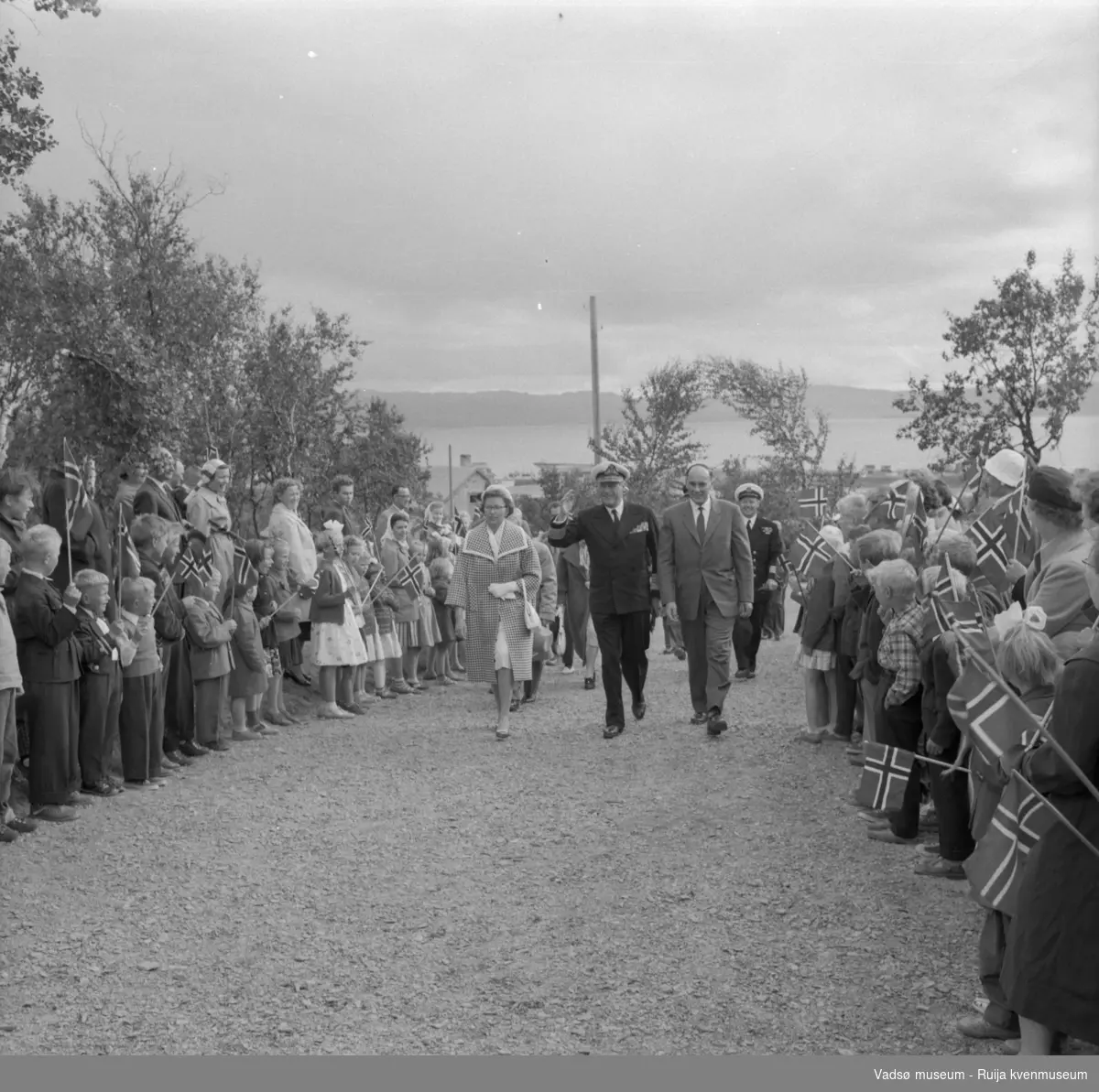 Vestre Jakobselv juli 1959. Kongen med følge ankommer barnehjemmet Vårsol. Fra venstre: prinsesse Astrid, Kong Olav og ordfører i Nord-Varanger, Henry Karlsen.