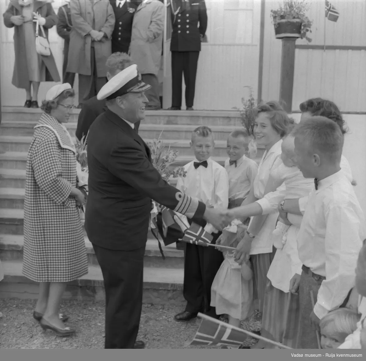 Vestre Jakobselv juli 1959. Kongebesøk på barnehjemmet Vårsol. Kongen hilser på barna.Til venstre for Kongen prinsesse Astrid.