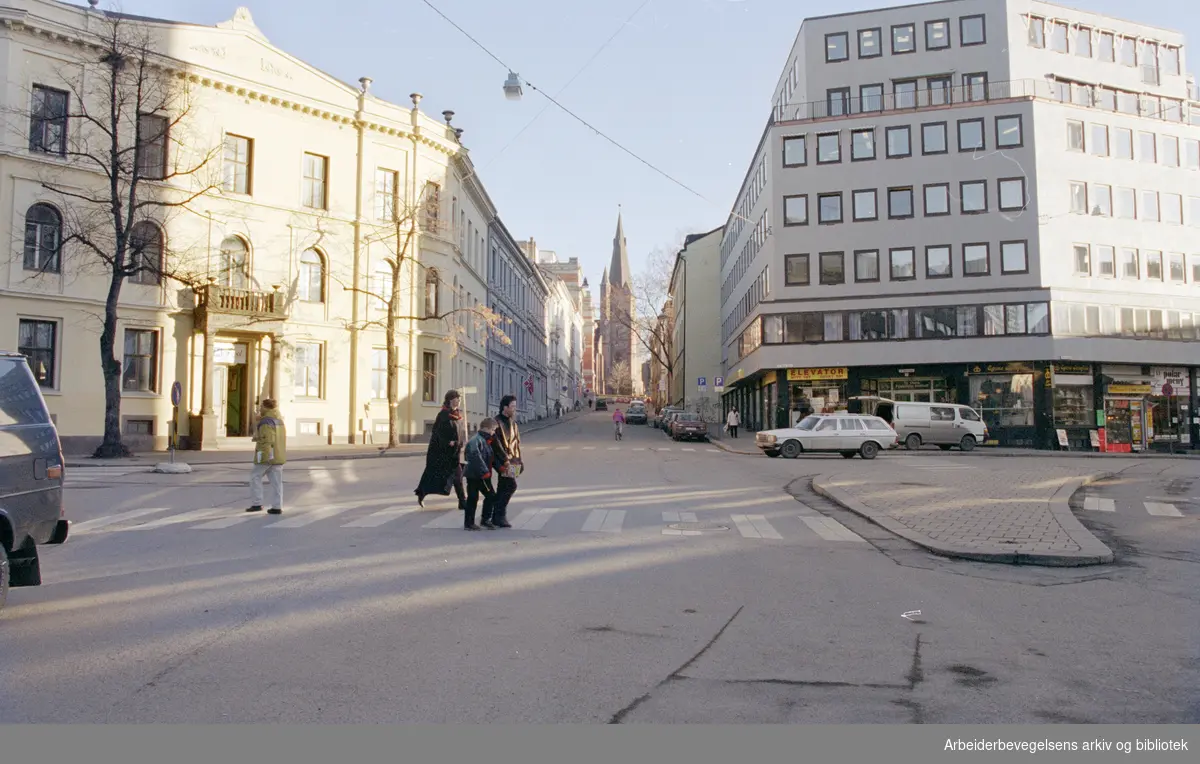 St. Olavs plass med St.Olavs gate opp mot St. Olavs kirke. 25. november 1994