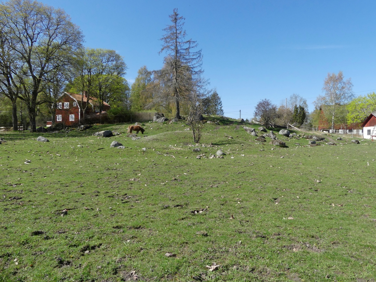 Arkeologisk utredning, skärvstenshögen 72:6 i hästhage, Häggeby, Skuttunge socken, Uppland 2018