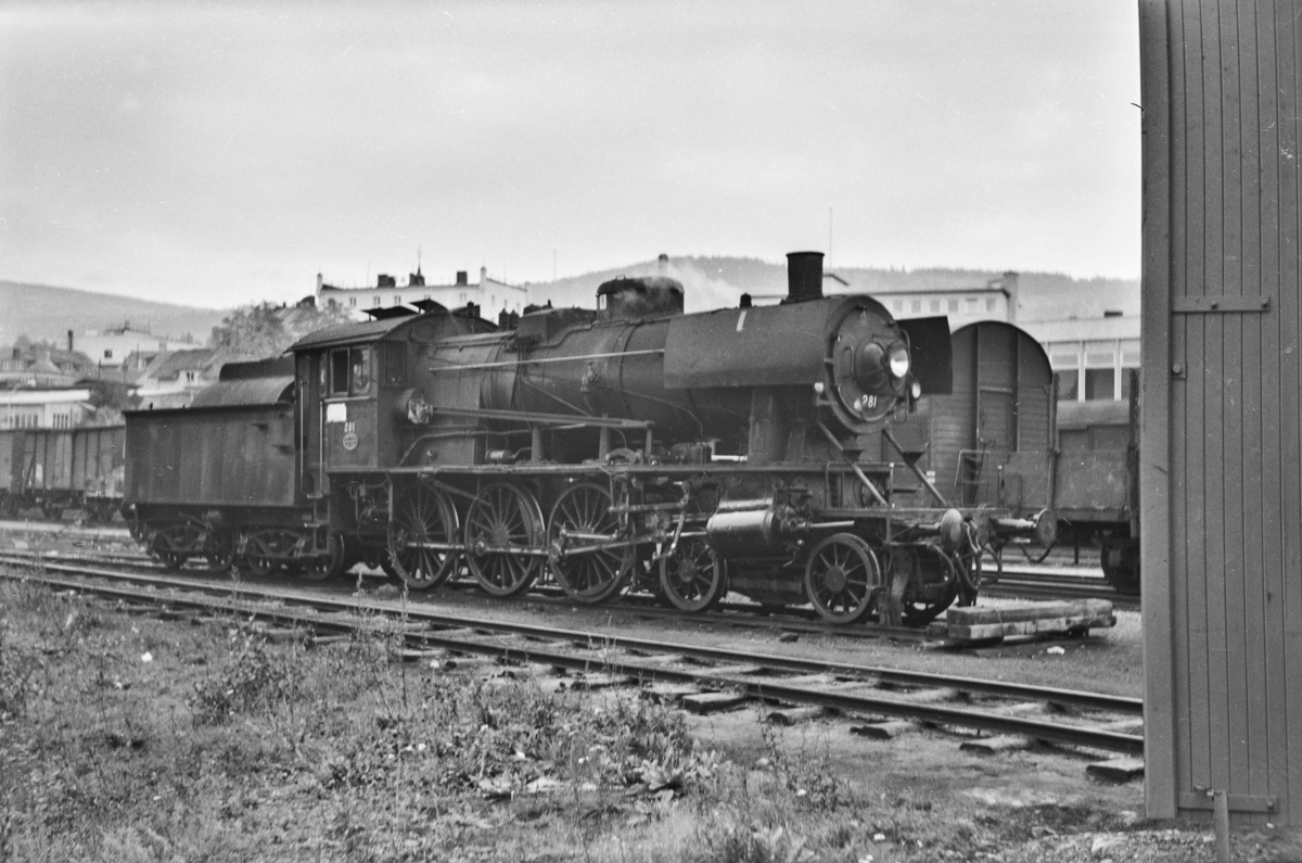 Damplokomotiv type 30a nr. 281 ved lokomotivstallen på Lillehammer stasjon.