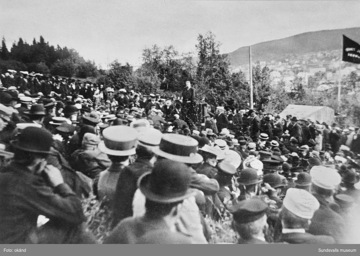 Hjalmar Branting håller ett av sina flammande tal inför en rekordpublik (c:a 10 000) i Sundsvalls Folkets Park 1915.