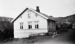 Nordvågen. Johannes Klevstads bolighus og bakeri. Ca. 1930.
