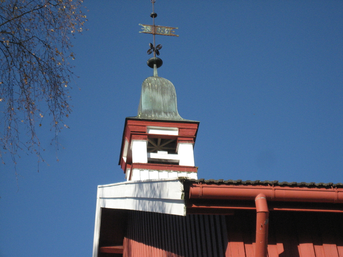 På Vevla er det et stort klokketårn i Ny-klassisisme som danner en staselig avslutning på det ene mønet av låven inn mot tunet. Tårnet kan dateres til 1934. Klokketårnet er forseggjort, med buet telttak over fire stolper. Taket er tekket med kobber.