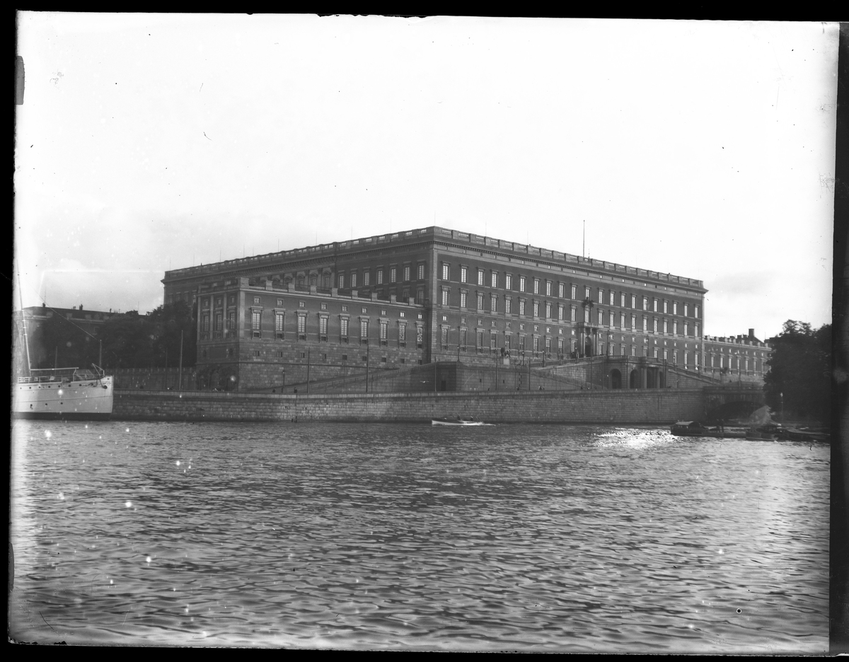 Kungliga slottet i Stockholm fotograferat från Skeppsbron.