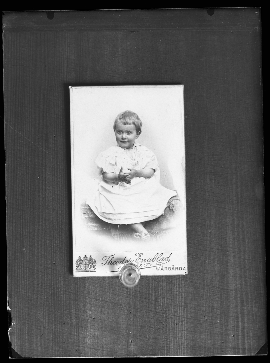 Reprofotografi på beställning av Elsa Rydberg. Ursprungsbilden är ett porträtt taget av Theodor Engblad och förestället ett barn i vit klänning.