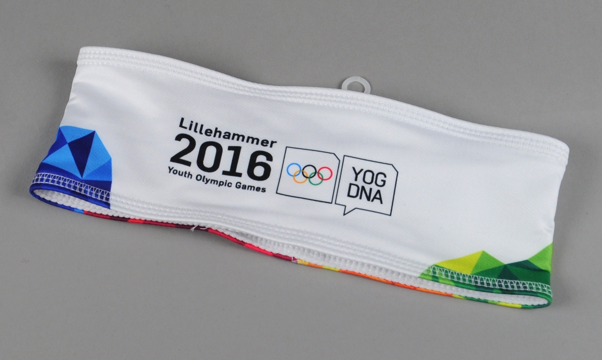 Hvitt pannebånd dekorert med Ungdoms-OLs designprogram i grønt, gult, rosa og blått. Logo for Lillehammer 2016 Youth Olympic Games. Båndet er litt bredere foran enn bak.