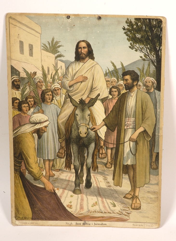 Jesus sitter på et esel. Veien er teppelagt og mange mennesker står rundt m/ palmeblader og hyller han.