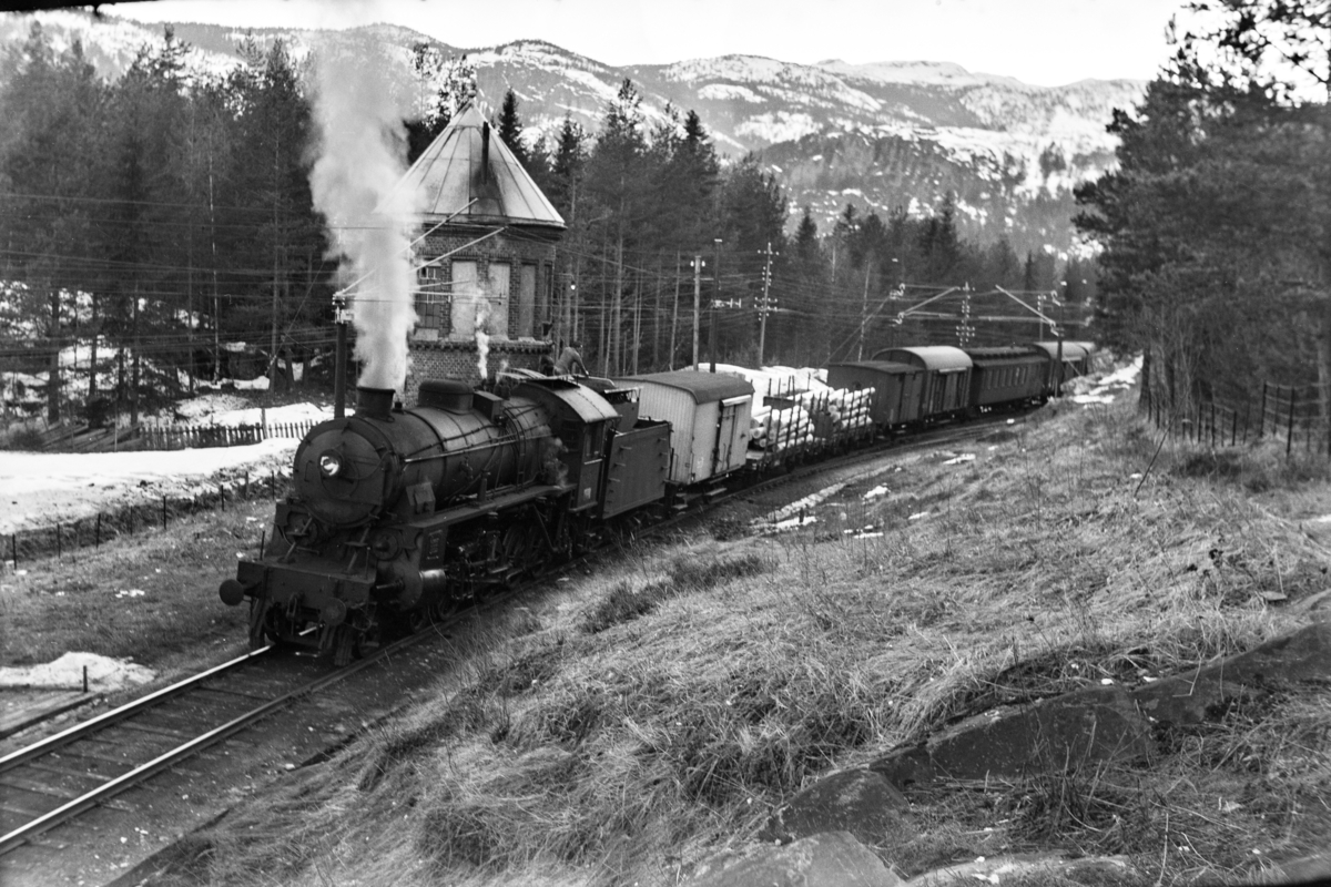 Vannfylling på Austvoll stasjon med godstog 5532. Toget trekkes av damplokomotiv type 31b nr.449.