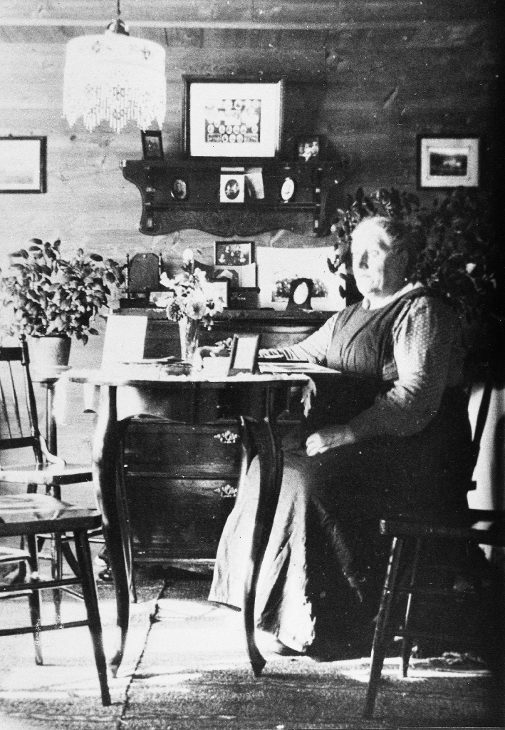 Interiør frå bestestova på Auglend. Ved bordet sit Dorthea Marie Auglend f. Refve (1860 - 1932)