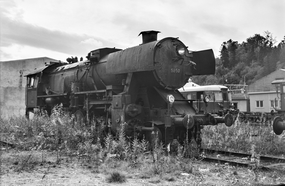 Hensatt damplokomotiv type 63a nr. 5850 på Marienborg.