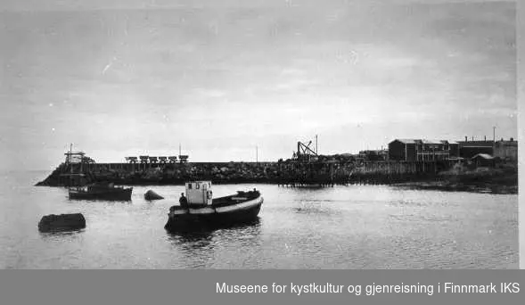 Steinlasting ombord i splittpramma "Nubb" ved Varnesmoloen, 1931