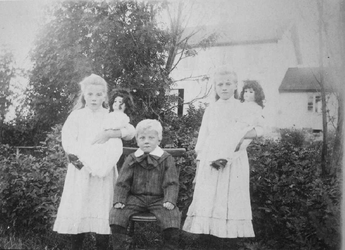 Leirfjord, Valberg. Barn med nye dukker fra Amerika. F.v.: Gjertrud Kibsgaard, Otto Kibsgaard og Gudrun Fisknæs.