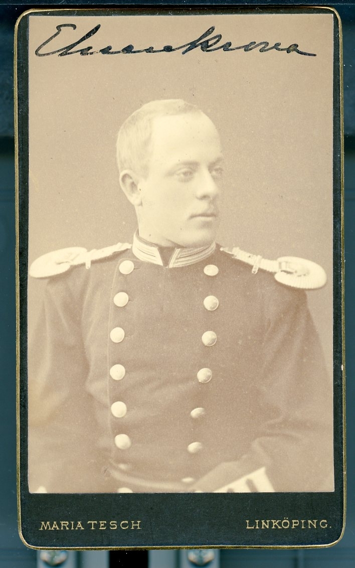 Kabinettsfotografi: Ehrenkrona, en ung man i uniform.